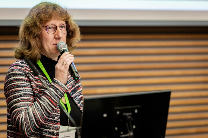 Das Bild zeigt Frau Elena Weber bei ihrem Vortrag zum Forum Regionalvermarktung 2024.