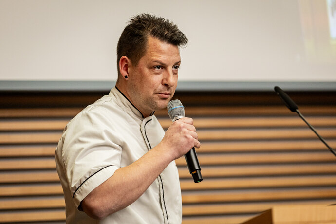 Das Bild zeigt Herrn Marcel Weidenmüller bei seinem Vortrag zum Forum Regionalvermarktung 2024.