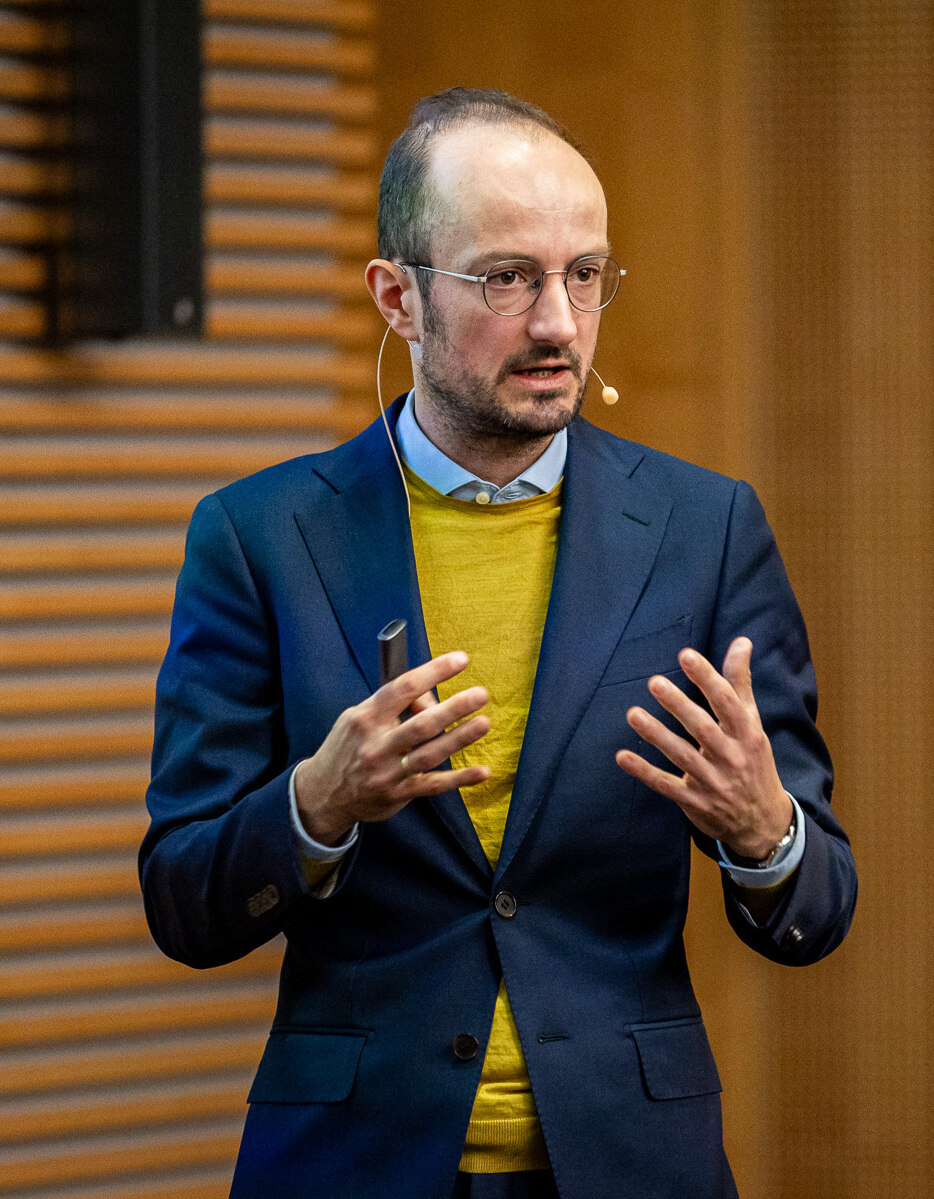 Das Bild zeigt Prof. Dr. Erik Maier bei seinem Vortrag zum Forum Regionalvermarktung 2024.